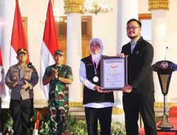 Catatkan Dua Rekor Gubernur Khofifah Terima Penghargaan MURI