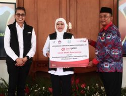 Gubernur Khofifah Menerima Penyerahan Bantuan Kendaraan Bank Jatim untuk PPDI Jatim