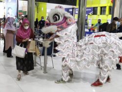 Meriahkan Tahun Baru Imlek Barongsai Hibur Penumpang di Stasiun Gambir dan Pasar Senen