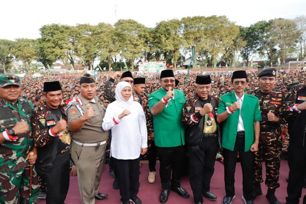 Gubernur Khofifah saat menghadiri Apel Merah Putih 10.000 Banser Kabupaten Malang di Stadion Kahuripan, Talok Turen, Kab. Malang pada Minggu (22/1).