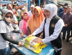 Gubernur Khofifah Tinjau Operasi Pasar Beras Murah