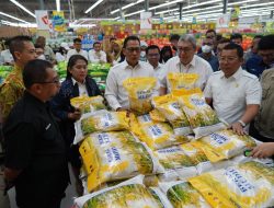 Kepala Badan Pangan Nasional bersama Dirut Bulog Cek Langsung Stok Beras SPHP di Gerai Retail Modern