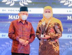 Gubernur Jatim Khofifah Raih Dua Penghargaan KPPU Award 2023