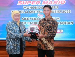 Jelang Musim Moto3 GP Tahun 2023, Gubernur Khofifah Terima Helm Motif Batik Sarangan dari “Super Mario