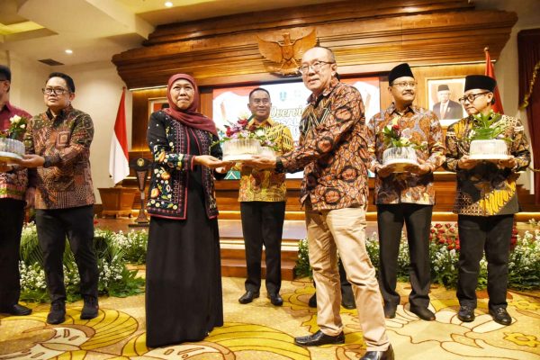 Gubernur Pemprov Jawa Timur Khofifah Indar Parawansa saat Overview UHC bersama Bupati/Walikota dan BPJS Kesehatan di Gedung Negara Grahadi Surabaya, Kamis (23/3). (dok.Beritakota.id)