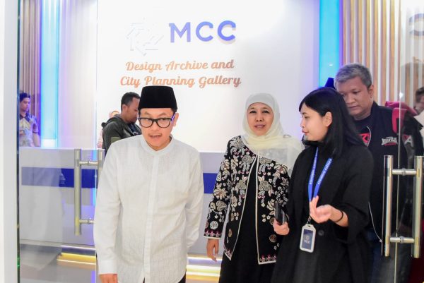 Gubernur Khofifah saat ngobrol bareng para pelaku ekonomi kreatif didampingi Walikota Malang Sutiaji di MCC Jl. A. Yani No. 53 Kota Malang, Sabtu (25/3).