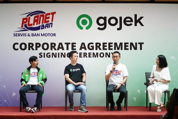 Memorandum of understanding (MoU) kerja sama antara Planet Ban dengan Gojek ditandatangani oleh Deden Hendra Shakti (Chief Operations Officer Planet Ban) dan Paul Bastian (VP Driver Strategy Gojek), Selasa (21/3).