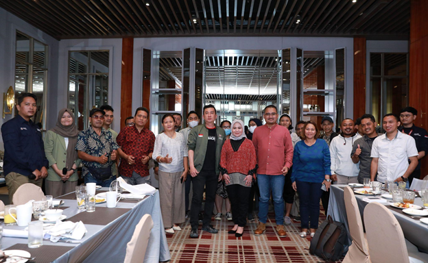 Jajaran direksi SiCepat Ekspres bersama seluruh awak media dalam acara Media Gathering SiCepat Ekspres yang diselenggarakan pada Selasa (28/03) di The Ritz-Carlton Mega Kuningan, Jakarta Selatan (dok.SiCepat Ekspres)
