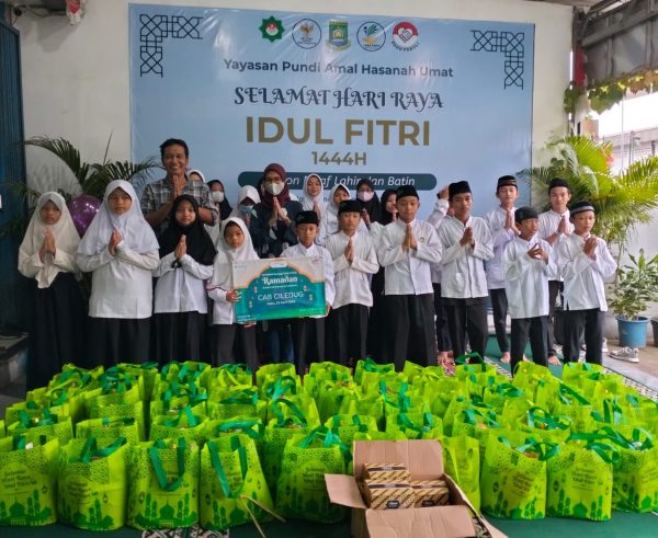 Penyerahan takjil kepada masyarakat yang dilakukan oleh Operational and General Service Section Head FIFGROUP Ciledug, Indah Dewi Saraswati (tengah kanan) kepada Danang (kiri tengah) dari Yayasan Pundi Amal Hasanah Umat, sebagai kegiatan jelang Hari Raya Idul Fitri 1444 H. Kegiatan ini dilakukan serentak di seluruh cabang FIFGROUP seluruh Indonesia, pada Rabu, 19 April 2023