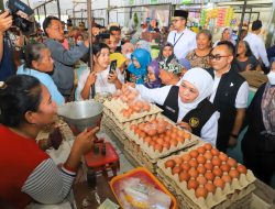 Gubernur Khofifah Pastikan Stok dan Harga Bapok Stabil di Pasar Panarukan