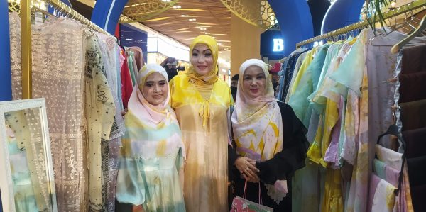 Angelina Sondakh Pamerkan Koleksi Busana Muslimah Terbaru Fiorellya