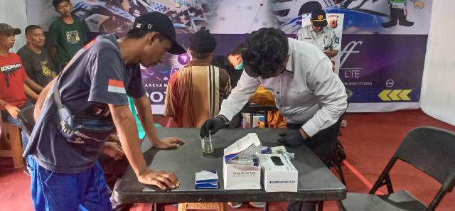 Polres Purwakarta lakukan tes urine massal bagi seluruh sopir angkutan Antar Kota Antar Provinsi (AKAP) di wilayah Kabupaten Purwakarta. Tes urine yang dilakukan Satuan Reserse Narkoba (Satreskoba) dan Satlantas Polres Purwakarta itu di gelar di Pos Pantau Cikopo, Kecamatan Bungursari, Kabupaten Purwakarta.