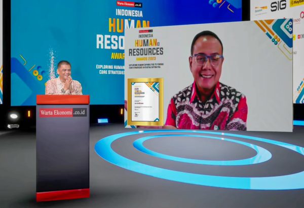 Direktur Keuangan & Strategi Bank DKI, Romy Wijayanto (kanan) menerima penghargaan dari Media Warta Ekonomi, yang diberikan oleh Direktur Bisnis Warta Ekonomi, Edy Nurmansyah (kiri) sebagai The Best HR Management for The Outstanding Creation of Efficient HR Operating System, (Category: Regional Bank) pada gelaran Indonesia Human Resources Awards 2023 secara daring pada Kamis (30/03/2023).