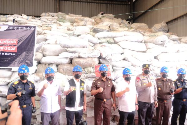 Bea Cukai Batam Musnahkan Lima Ribu Koli Pakaian Bekas