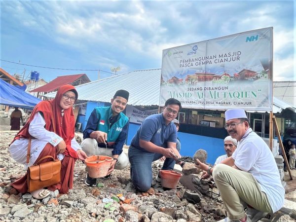 Foto: Peletakan batu pertama Masjid Al-Mutaqien yang dilakukan oleh Direktur PT Sharia Multifinance Astra (PT SMA), Yulian Warman (kanan), bersama Vice President Governance, Risk Management, Compliance & Corporate Secretary Asuransi Astra Syariah, Djoko Nugroho Anindito (kedua dari kanan), Direktur Program LAZ Nurul Hayat, Kholaf Hibatullah (kedua dari kiri), dan Anggota Dewan Perwakilan Rakyat (DPRD) Cianjur, Sinta Dewi Yuniarti (kiri) pada Sabtu, 08 April 2023, berlokasi di Kampung Wargaluyu, Desa Nagrak, Cianjur, Jawa Barat.