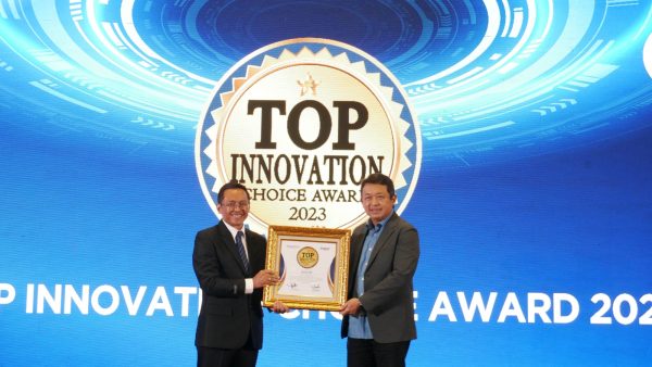 Direktur Teknologi & Operasional Bank DKI, Amirul Wicaksono menerima penghargaan dari Infobrand dan Tras N Co Indonesia sebagai Top Innovation Choice Award 2023 untuk Inovasi Cardless Cash Withdrawal, pada gelaran Top Innovation Choice Award 2023 yang diselenggarakan di Jakarta pada Kamis (13/04)