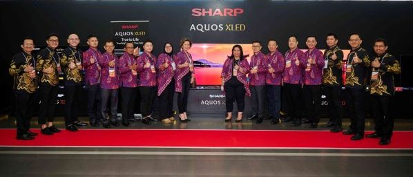 Manajemen Sharp Indonesia dan Dealer Berfoto bersama dengan AQUOS XLED TV