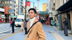 Edo Sulistianto, anak muda berbakat usia 32 tahun yang berhasil menyalurkan hobinya memotret menjadi cuan dan mengantarkannya keliling berbagai negara. Foto ia saat di Jepang, foto di dokumentasi @unnamed story.