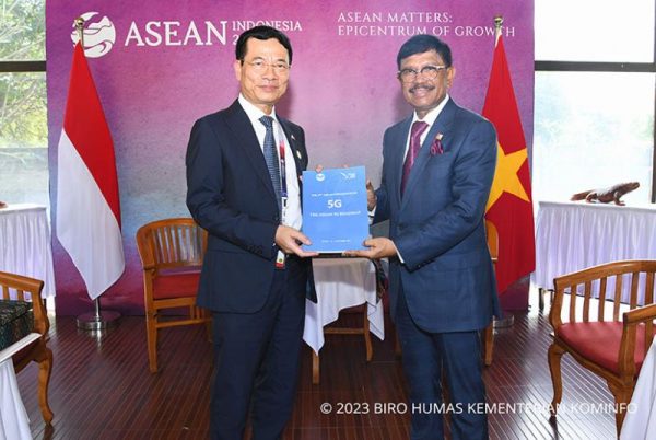 Menkominfo Johnny G. Plate bersama dengan Menteri Digital Vietnam Nguyen Manh Hung di Hotel Jayakarta, Labuan Bajo, Manggarai Barat, Nusa Tenggara Timur, Rabu (10/05/2023).