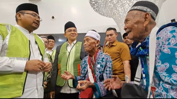 Menag melepas keberangkatan jemaah haji kloter KJT-01, di Bandara Kertajati, Minggu (28/5/2023)