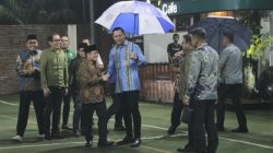 Ketua Umum Partai Demokrat Agus Harimurti Yudhoyono (kiri) berjabat tangan dengan Ketua Umum Partai Kebangkitan Bangsa (PKB) Muhaimin Iskandar (kanan) usai silahturahmi kebangsaan di Puri Cikeas, Bogor, Jawa Barat, Rabu (3/5/2023). Kunjungan tersebut dalam rangka silahturahmi Ketua Umum PKB Muhaimin Iskandar dengan Presiden RI keenam yang juga Majelis Tinggi Partai Demokrat Susilo Bambang Yudhoyono dan juga membahas isu-isu kebangsaan. Foto : Dadang Subur
