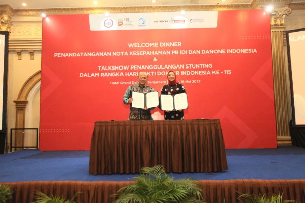 Danone SN Indonesia dan Pengurus Besar Ikatan Dokter Indonesia (PB IDI) melakukan penandatanganan Memorandum of Understanding (MoU) kerjasama untuk penanganan stunting pada 18 Mei 2023 di Banjarbaru, Kalimantan Selatan (dok.Beritakota.id)