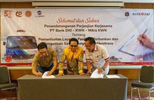 Pemimpin Grup Kredit Mikro Bank DKI, Nana Hendriana (kanan) dan Direktur PT Lestari Global Motorindo (salah satu mitra KWK), Christianto Salim, disaksikan oleh Ketua Koperasi Wahana Kalpika (KWK), Taufik Azhar (tengah), melakukan penandatanganan perjanjian kerja sama antara Bank DKI dengan KWK di Jakarta (23/05).