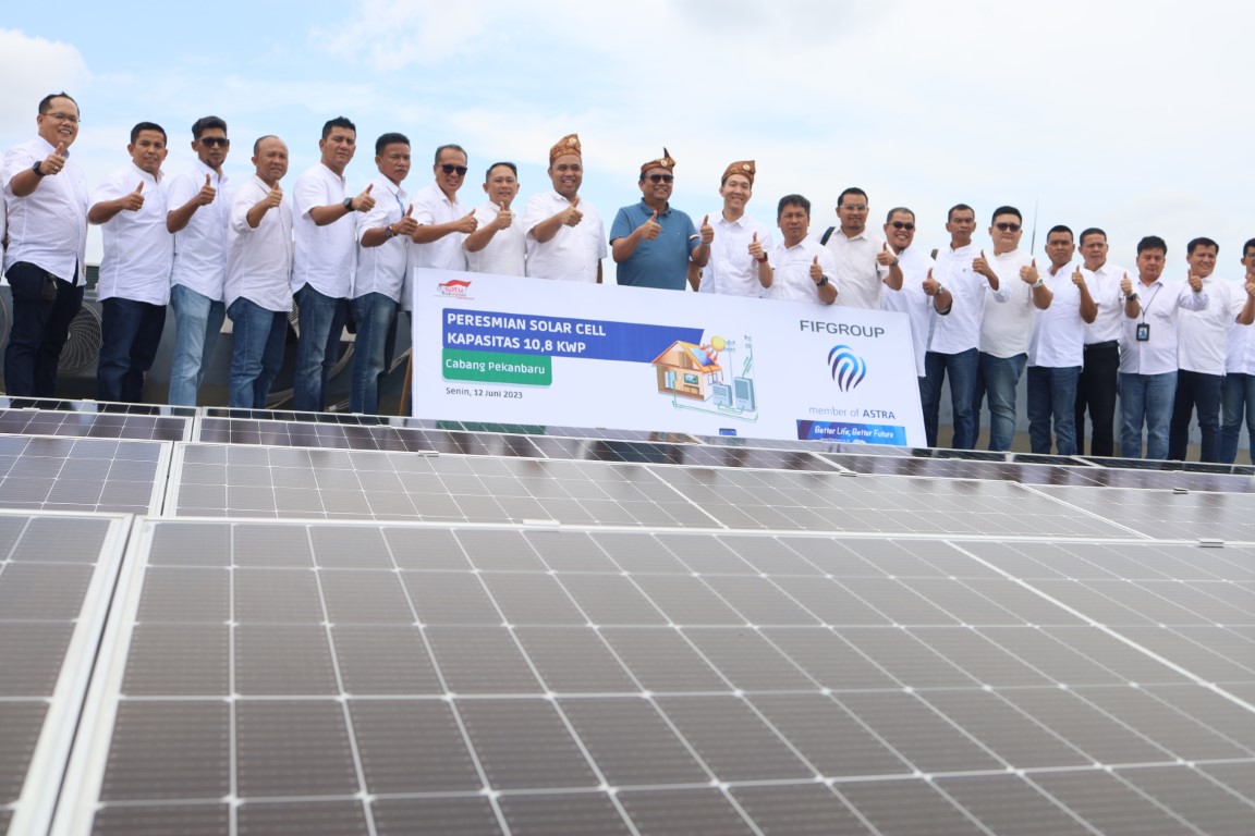 Foto bersama menandakan peresmian solar panel di Cabang Pekanbaru pada Senin, 12 Juni 2023 : Operation Director FIFGROUP, Setia Budi Tarigan didampingi oleh jajaran manajemen FIFGROUP.