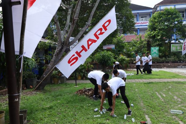Foto: Sharp Indonesia mengajak siswa siswa SMAN 6 Palembang melakukan workshop mengolah limbah plastik menjadi barang bernilai guna.