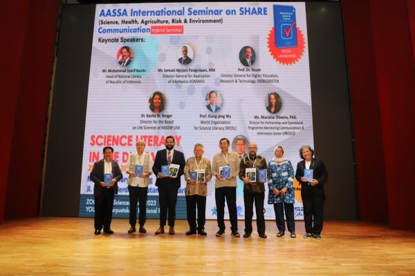Kepala Perpusnas Muhammad Syarif Bando dalam Seminar Internasional dengan tema Science Literacy in the Digital Era yang diselenggarakan secara hibrida, pada Selasa (20/6/2023)