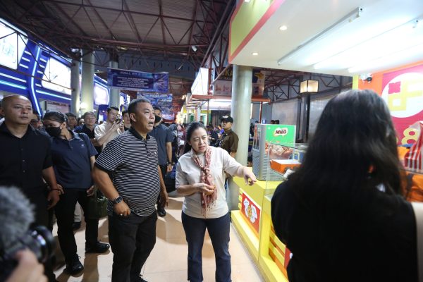 Ketua DPR RI, Puan Maharani berkesempatan menghadiri event Jakarta Fair Kemayoran 2023 pada Minggu (18/6/2023). Puan tampak ditemani oleh Ketua DPRD DKI Jakarta, Prasetyo Edi Marsudi.