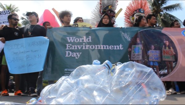 Memperingati Hari Lingkungan Hidup Sedunia, mahasiswa pencinta alam Universitas Budi Luhur mengadakan aksi menolak penggunaan kemasan plastik sekali pakai