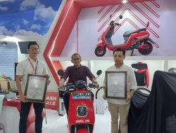 Sekali Cas Bisa Tempuh Jarak Terjauh 280 Km, Motor Listrik Selis Raih Rekor MURI
