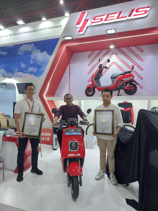 Triyono, Senior Manager dari Museum Rekor-Dunia Indonesia memberikan piagam rekor MURI kepada Selis. Pemberian piagam ini diterima oleh Wilson Teoh (Direktur Operasional PT Juara Bike) yang diwakilkan oleh Robin (GM Commercial) dan juga kepada Tjandra Widjaja (Direktur PT Sentramedia Dayautama) yang diwakilkan oleh Ricky Aguinaldo (Sales Manager).
