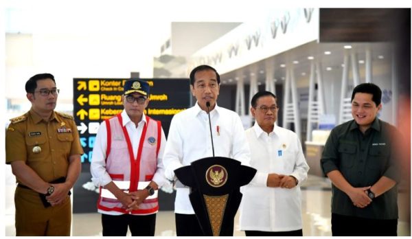 Presiden Joko Widodo menyampaikan keterangannya usai meninjau langsung kegiatan dan fasilitas yang ada di bandara terbesar di Provinsi Jawa Barat tersebut pada Selasa, 11 Juli 2023. Foto: Setpres