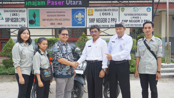 PT Astra International Tbk melalui Yayasan Pendidikan Astra – Michael D. Ruslim (YPA-MDR) menginisiasi sebuah program bertajuk Guru Muda Garda Depan (GMGD), di mana dalam kegiatan ini, menugaskan peserta yang merupakan para guru-guru muda di sekolah-sekolah binaan yang berlokasi di Kecamatan Rote Barat. FIFGROUP mendukung program tersebut dengan donasi tiga sepeda motor untuk digunakan sebagai sarana transportasi para peserta GMGD