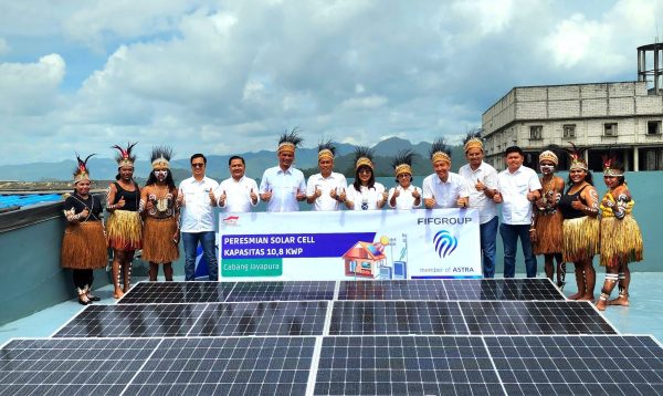 Momen kebersamaan jajaran direksi dan manajemen FIFGROUP dalam kegiatan peresmian instalasi solar panel di Cabang Jayapura pada Jumat (7/7). (dok.Beritakota.id)