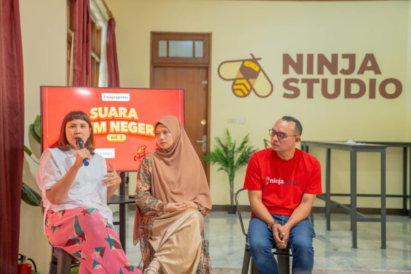 Acara Konferensi Pers Suara UKM Negeri Vol.3 yang diselenggarakan Senin (10/7/2023) di Ninja Studio Jl. Pejaten Barat I No.1A, RT.2/RW.8, Pejaten Barat Pasar Minggu, Jakarta Selatan, banyak memberikan edukasi yang informatif bagi pelaku Usaha Menengah Kecil dan Mikro (UMKM) yang baru akan merintis usahanya dan menambah pengetahuan akan customer dalam berbelanja online khususnya