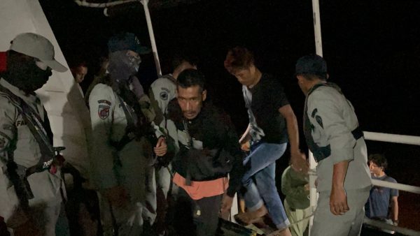 Bakamla RI melalui unsur KN Belut Laut-406 berhasil mengamankan 8 Pekerja Migran Ilegal (PMI) yang pulang ke Indonesia secara ilegal melalui Pelabuhan Saleh, Kecamatan Medang Kampai, Kota Dumai, Rabu (19/7/2023)