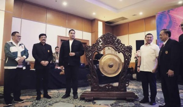 Menpora Dito Ariotedjo membuka secara resmi Kongres PB FORKI XVI 2023 dengan pemukulan gong dan didampingi Ketua Umum PB FORKI Marsekal TNI (Purn) Hadi Tjahyanto, pengurus federasi olahraga lainnya dan perwakilan 23 perguruan besar karate