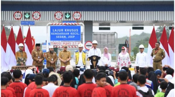 Presiden Joko Widodo didampingi Ibu Iriana Joko Widodo meresmikan jalan tol ruas Bengkulu-Taba Penanjung pada hari Kamis, 20 Juli 2023, di Gerbang Tol Bengkulu-Taba Penanjung, Kota Bengkulu, Provinsi Bengkulu. Foto: BPMI Setpres
