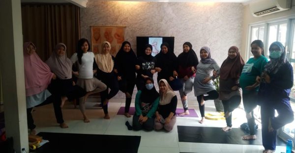 Ibu-ibu hamil yang mengikuti kegiatan prenatal yoga di Rumah Bersalin Depok Jaya