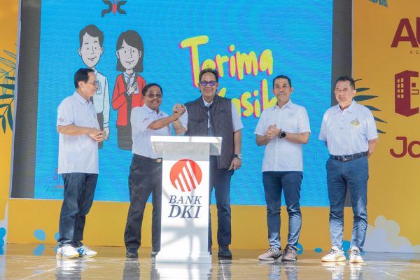 Foto: Direktur Utama Bank DKI, Fidri Arnaldy (tengah foto) bersama Bupati Kepulauan Seribu, Junaedi (dua dari kiri), Kepala Eksekutif Pengawas Perbankan Otoritas Jasa Keuangan, Dian Ediana Rae (dua dari kiri), Anggota Komisi XI DPR RI, Kamrussamad (dua dari kanan) dan Kepala OJK Kantor Regional 1 DKI Jakarta dan Banten, Roberto Akyuwen (kanan foto) melakukan sesi foto bersama usai peresmian dan pembukaan acara ”Pesta Rakyat Digital Island Bank DKI” di Pulau Pramuka, Kepulauan Seribu (21/7).