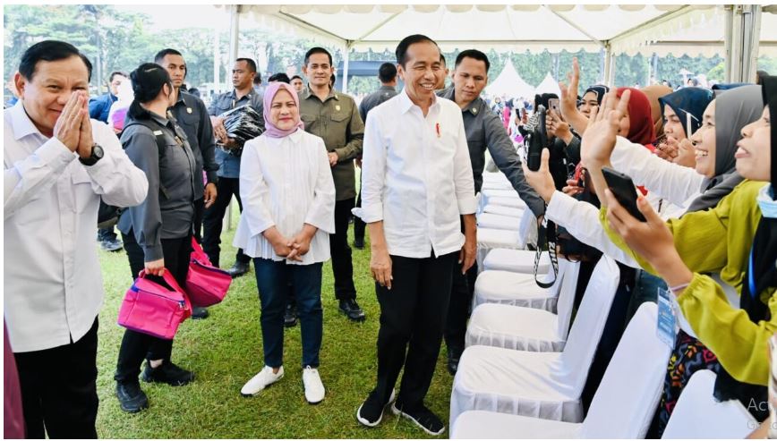 Presiden Joko Widodo dan Ibu Iriana meninjau Pasar Rakyat yang digelar di Lapangan Rampal, Kota Malang, Provinsi Jawa Timur pada Senin sore, 24 Juli 2023. Foto: BPMI Setpres