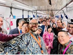 Presiden Jokowi dan Para Dubes Naik MRT Hadiri HUT ke-56 ASEAN