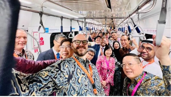 Presiden Joko Widodo mengajak sejumlah duta besar negara ASEAN dan mitra untuk menaiki moda raya terpadu (MRT) dari Stasiun Bundaran HI menuju Stasiun ASEAN, Jakarta, pada Selasa, 8 Agustus 2023. Foto:Setpres