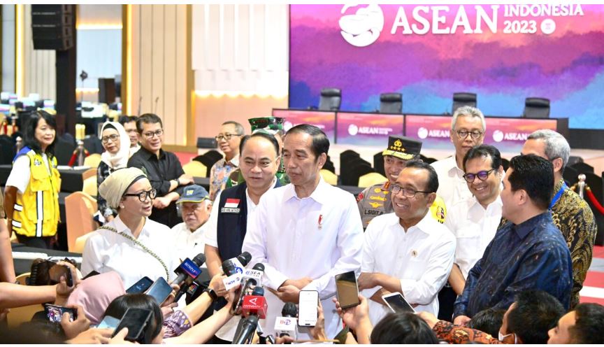 Presiden Joko Widodo memberikan keterangan kepada awak media usai meninjau lokasi penyelenggaraan KTT ASEAN, pada Jumat, 1 September 2023. Foto: BPMI Setpres)