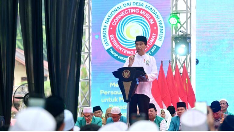 Presiden Joko Widodo secara resmi membuka Jambore Nasional Dai Desa Madani Persaudaraan Muslimin Indonesia (Parmusi) Tahun 2023, yang diselenggarakan di Taman Nasional Gunung Gede Pangrango, Kabupaten Cianjur, Provinsi Jawa Barat, pada Selasa, 26 September 2023. Foto: BPMI Setpres/Muchlis Jr