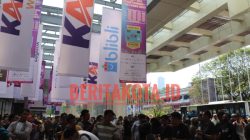 Masyarakat berburu tiket promo yang digelar oleh PT Kereta Api (Persero) Cendrawasih Hall Jakarta Convention Center, Jakarta Pusat pada Jumat (299) hingga Minggu (110).
