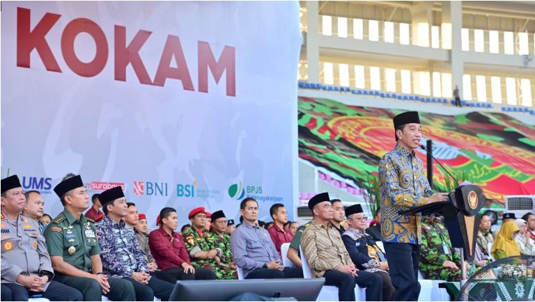 Presiden Joko Widodo menghadiri Apel Akbar Pasukan Komando Kesiapsiagaan Angkatan Muda (Kokam) Muhammadiyah yang digelar di Stadion Manahan, Kota Surakarta, Provinsi Jawa Tengah, pada Rabu, 20 September 2023. Foto: Setpres